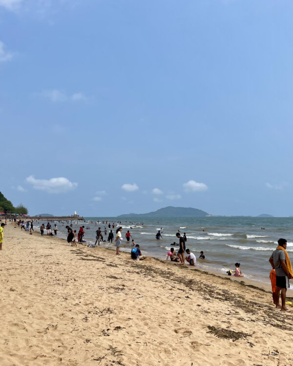 Strand in Kep, viele Einheimische