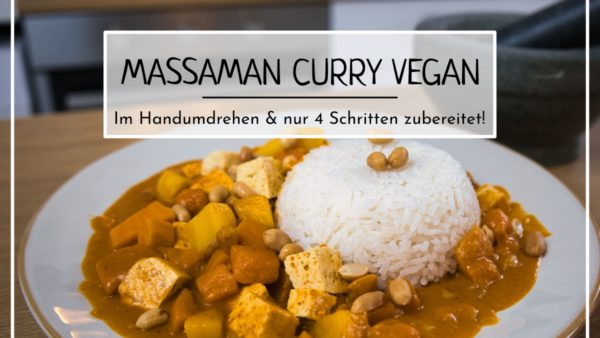 Das Titelbild zeigt das fertige Massaman Curry Rezept vegan sowie die Aufschrift Massaman Curry Vegan - im Handumdrehen und nur 4 Schritten zubereitet