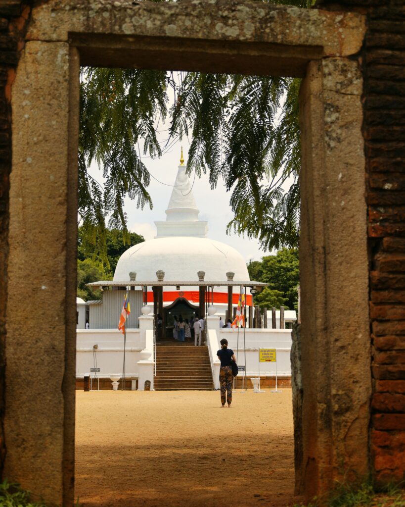 Auf diesem Bild sieht man einen Tempel in Anuradhapura Sri Lanka im Rahmen der Sri Lanka Rundreise