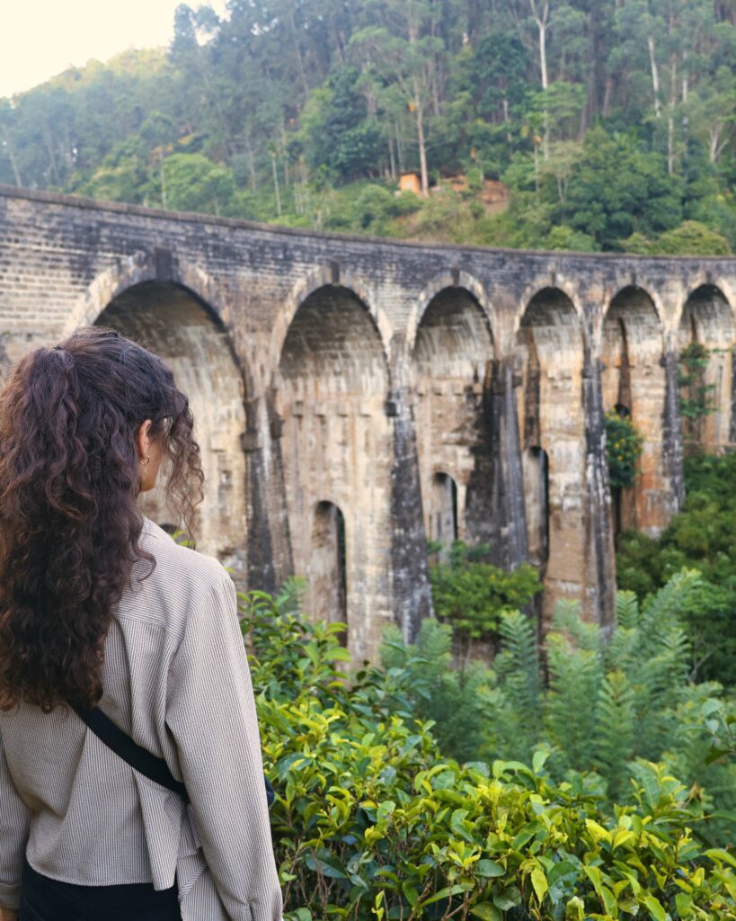 Auf diesem Bild sieht man die Nine Arches Bridge in Ella Sri Lanka im Rahmen der Sri Lanka Rundreise