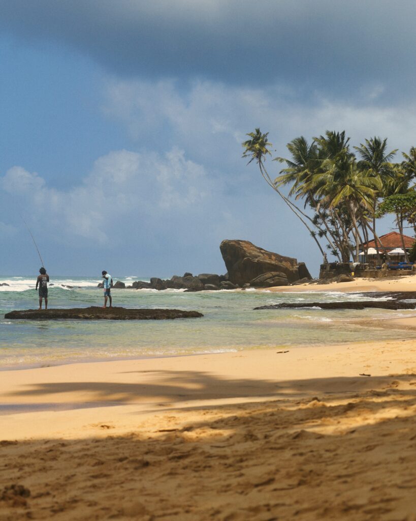 Auf diesem Bild sieht man einen Strand in Unawatuna Sri Lanka im Rahmen der Sri Lanka Rundreise