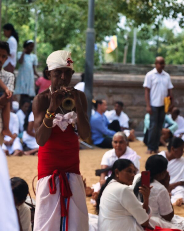 Auf diesem Bild sieht man einen Einheimischen am Tempel in Anuradhapura Sri Lanka im Rahmen der Sri Lanka Rundreise