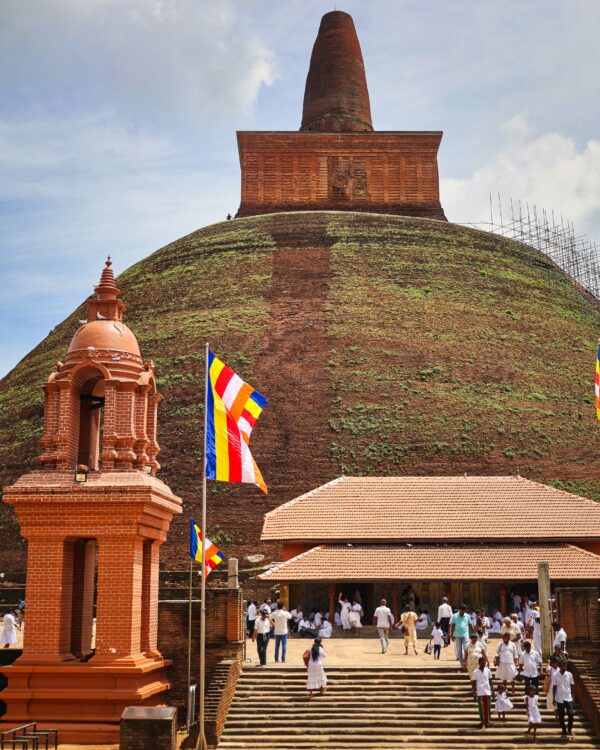 Auf diesem Bild sieht man einen Tempel in Anuradhapura Sri Lanka im Rahmen der Sri Lanka Rundreise