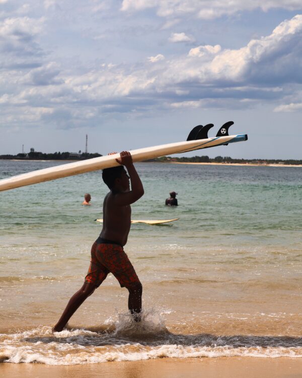 Auf diesem Bild sieht man einen Surfer in Arugam Bay Sri Lanka im Rahmen der Sri Lanka Rundreise