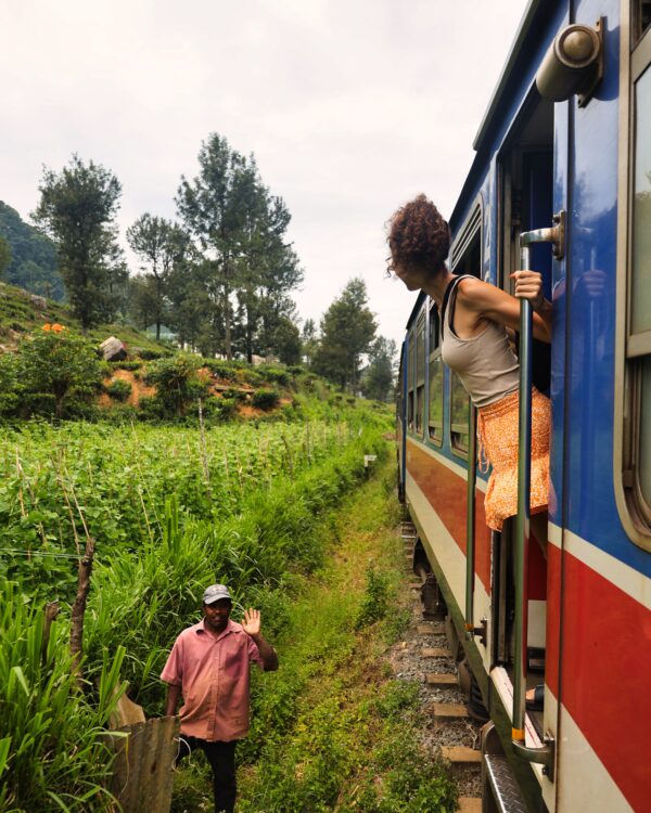 Auf diesem Bild sieht man eine Zugfahrt in Sri Lanka im Rahmen der Sri Lanka Rundreise