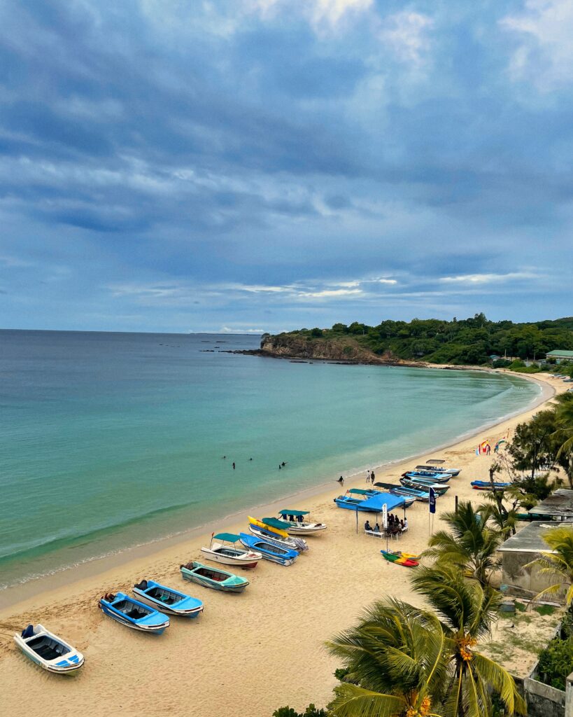 Auf diesem Bild sieht man einen Strand in Trincomalee Sri Lanka im Rahmen der Sri Lanka Rundreise