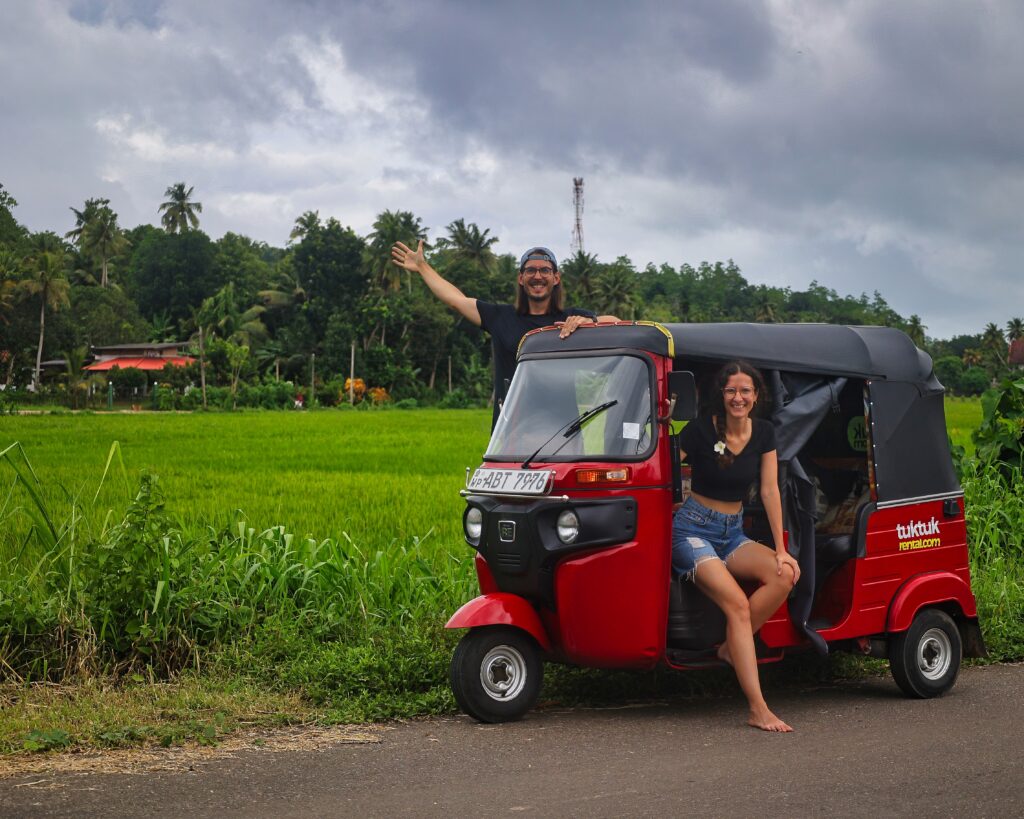 Auf diesem Bild sieht man ein TukTuk in Sri Lanka im Rahmen der Sri Lanka Rundreise