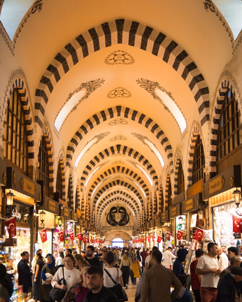 Auf dem Bild zu sehen ist der Ägyptische Basar im Rahmen von Istanbul Kurztrip Tipps