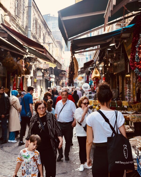 Auf dem Bild zu sehen ist eine Gasse in Eminönü im Rahmen von Istanbul Kurztrip Tipps