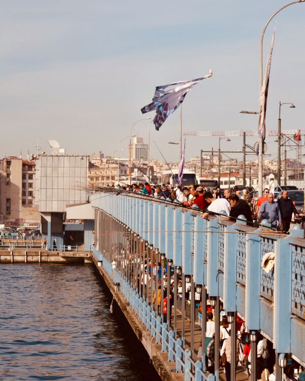 Auf dem Bild zu sehen ist die Galata Brücke im Rahmen von Istanbul Kurztrip Tipps