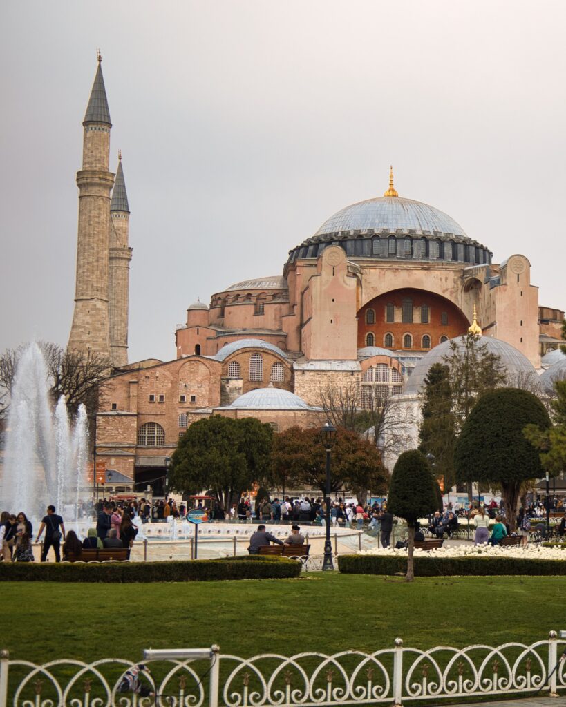 Auf dem Bild zu sehen ist die Hagia Sophia im Rahmen von Istanbul Kurztrip Tipps