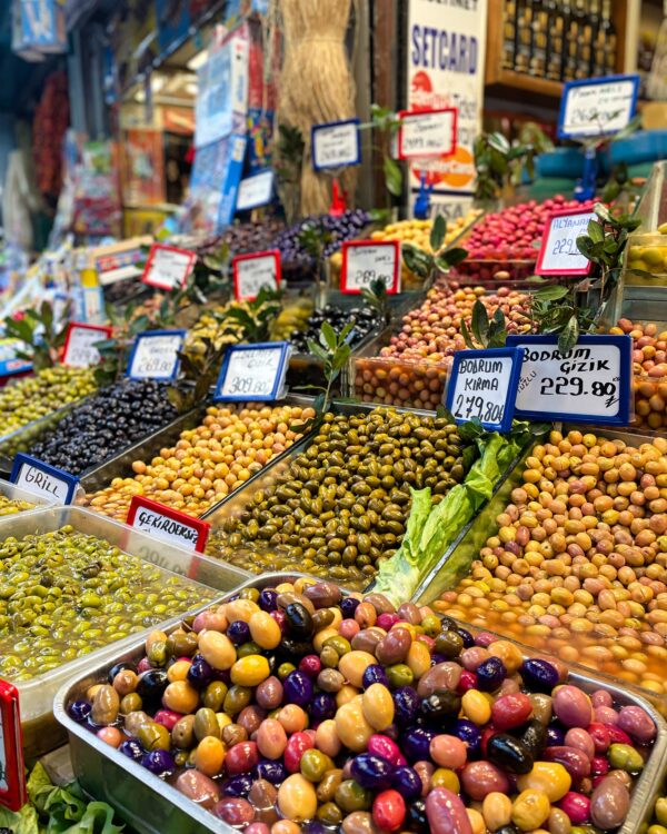 Auf dem Bild zu sehen sind Oliven auf dem Markt im Rahmen von Istanbul Kurztrip Tipps