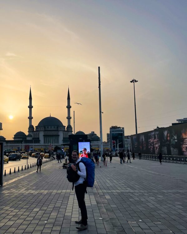 Auf dem Bild zu sehen ist der Taksim Platz am Abend im Rahmen von Istanbul Kurztrip Tipps