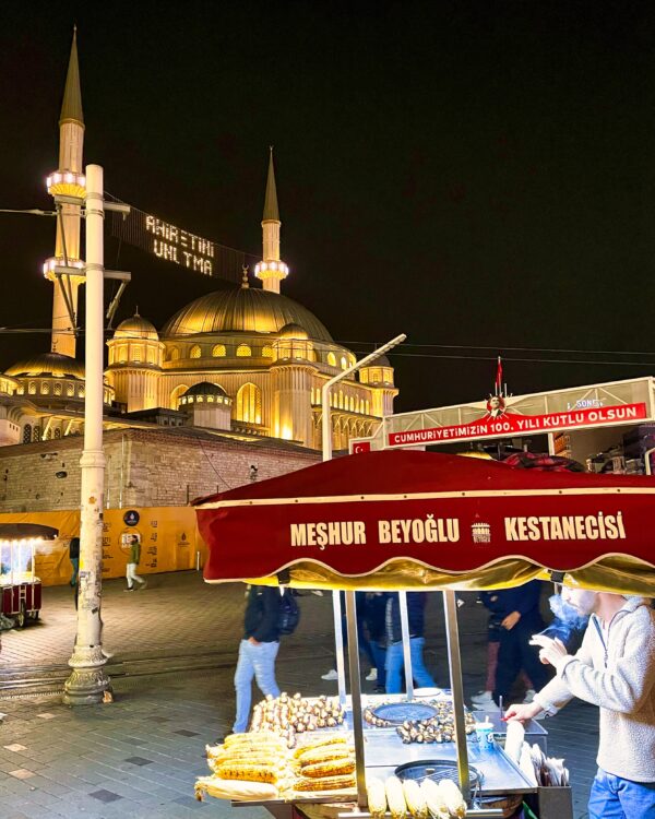 Auf dem Bild zu sehen ist der Taksim Platz bei Nacht im Rahmen von Istanbul Kurztrip Tipps