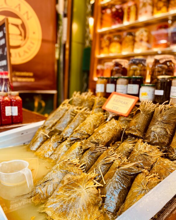 Auf dem Bild zu sehen sind Weinblätter vom Markt im Rahmen von Istanbul Kurztrip Tipps