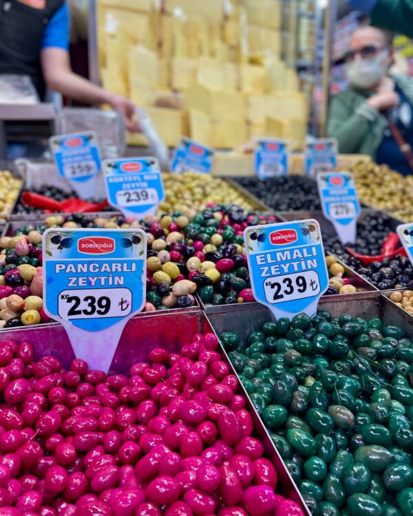 Auf dem Bild zu sehen sind Oliven auf dem Ägyptischen Basar im Rahmen von Istanbul Kurztrip Tipps