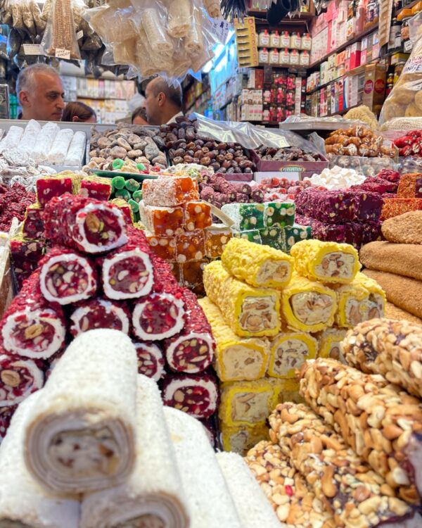 Auf dem Bild zu sehen sind Süßspeisen auf dem Ägyptischen Basar im Rahmen von Istanbul Kurztrip Tipps