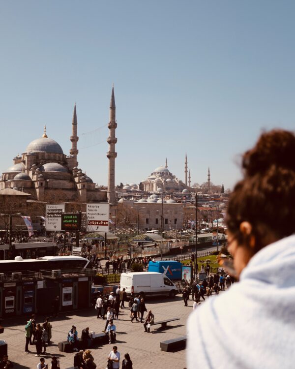 Auf dem Bild zu sehen ist der Ausblick einer Fährfahrt von Europa nach Asien im Rahmen von Istanbul Kurztrip Tipps