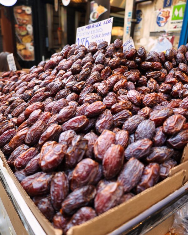 Auf dem Bild zu sehen sind Datteln auf dem Markt in Kadiköy im Rahmen von Istanbul Kurztrip Tipps