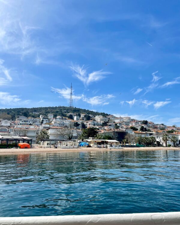 Auf dem Bild zu sehen ist die Insel Kinaliada im Rahmen von Istanbul Kurztrip Tipps