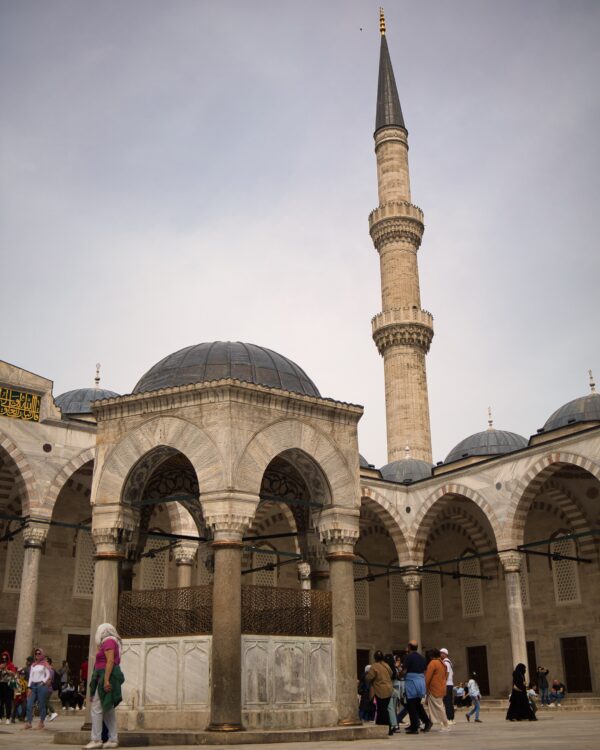Auf dem Bild zu sehen ist die Blaue Moschee von außen im Rahmen von Istanbul Kurztrip Tipps