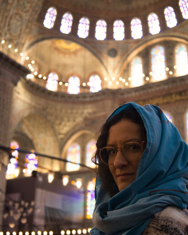 Auf dem Bild zu sehen ist eine Frau mit Kopftuch in der Blauen Moschee im Rahmen von Istanbul Kurztrip Tipps