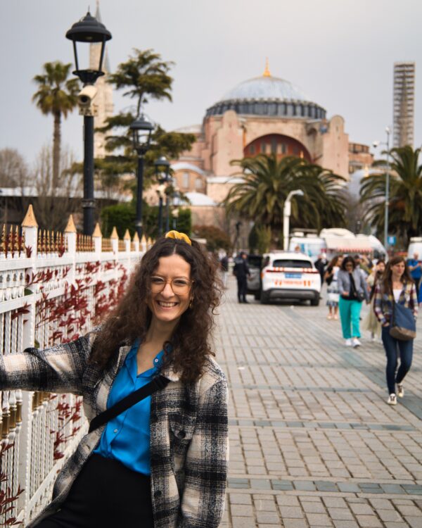 Auf dem Bild zu sehen ist eine Frau vor der Hagia Sophia im Rahmen von Istanbul Kurztrip Tipps